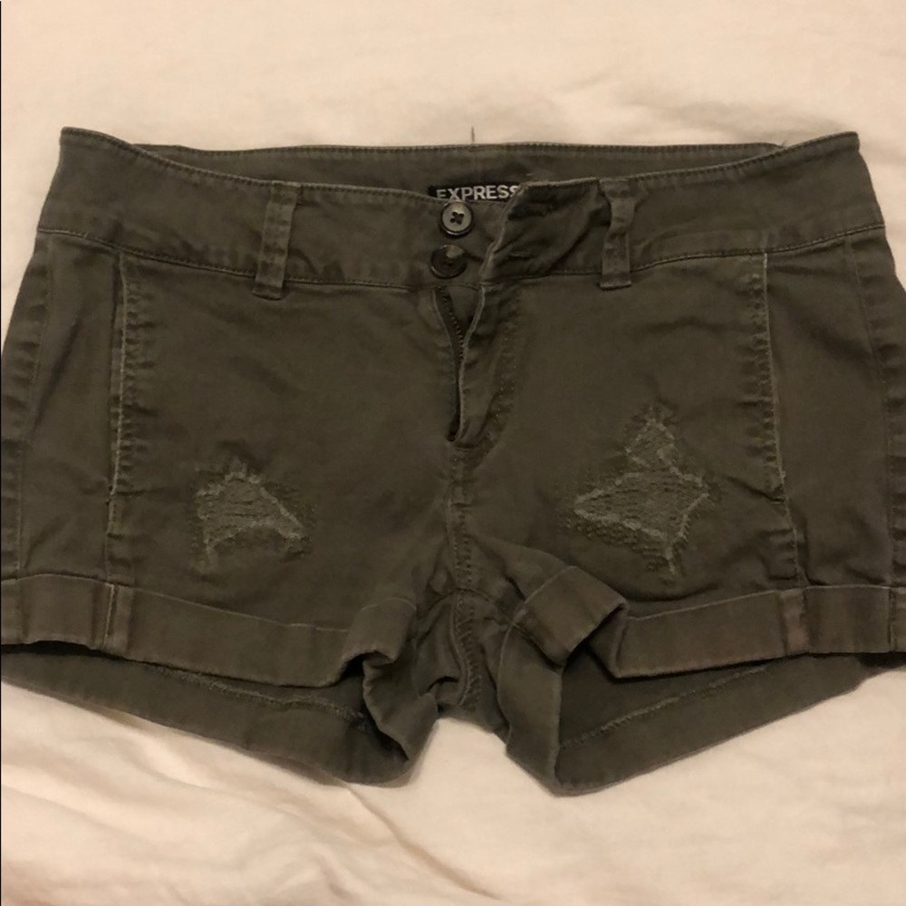 Express shorts in army green color